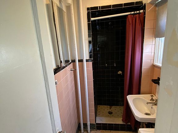 4th image of 1621 Bayshore Ave #1