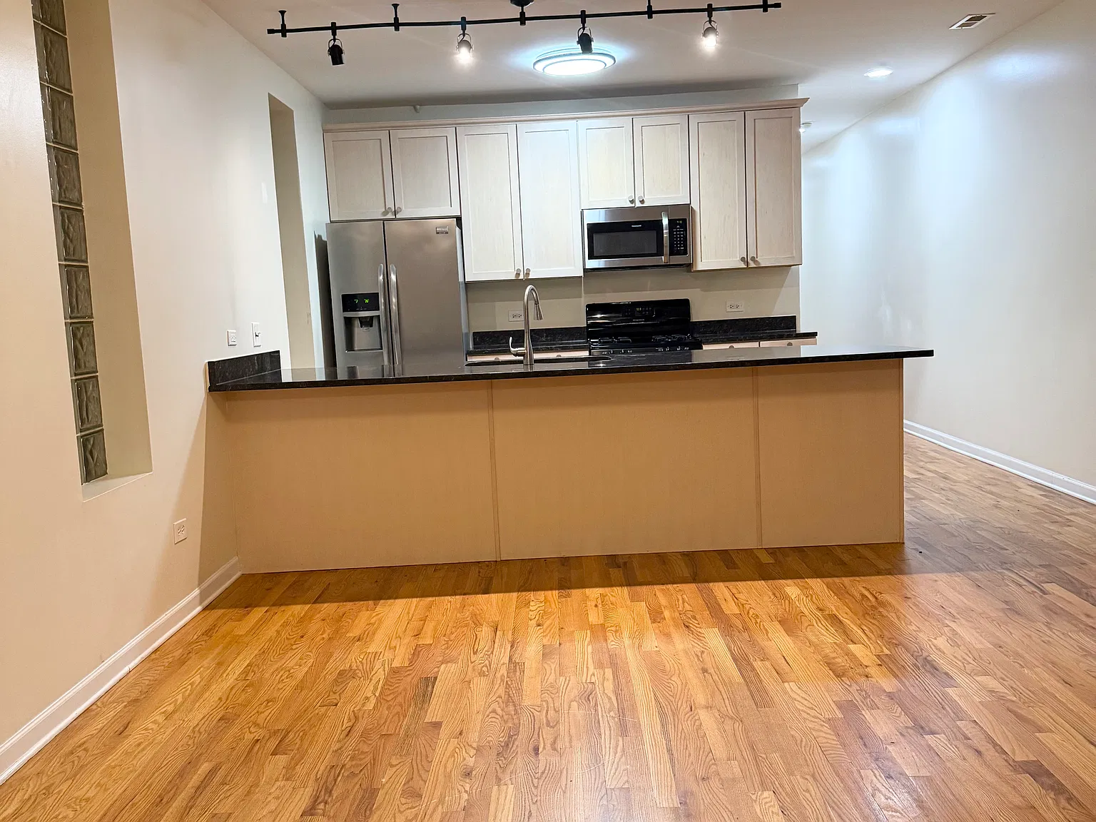 2 bed, 1200 sqft, $2,600 — Photo 2