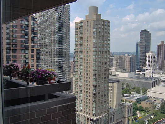 Rented by Ben Ben-Ari Real Estate | media 3