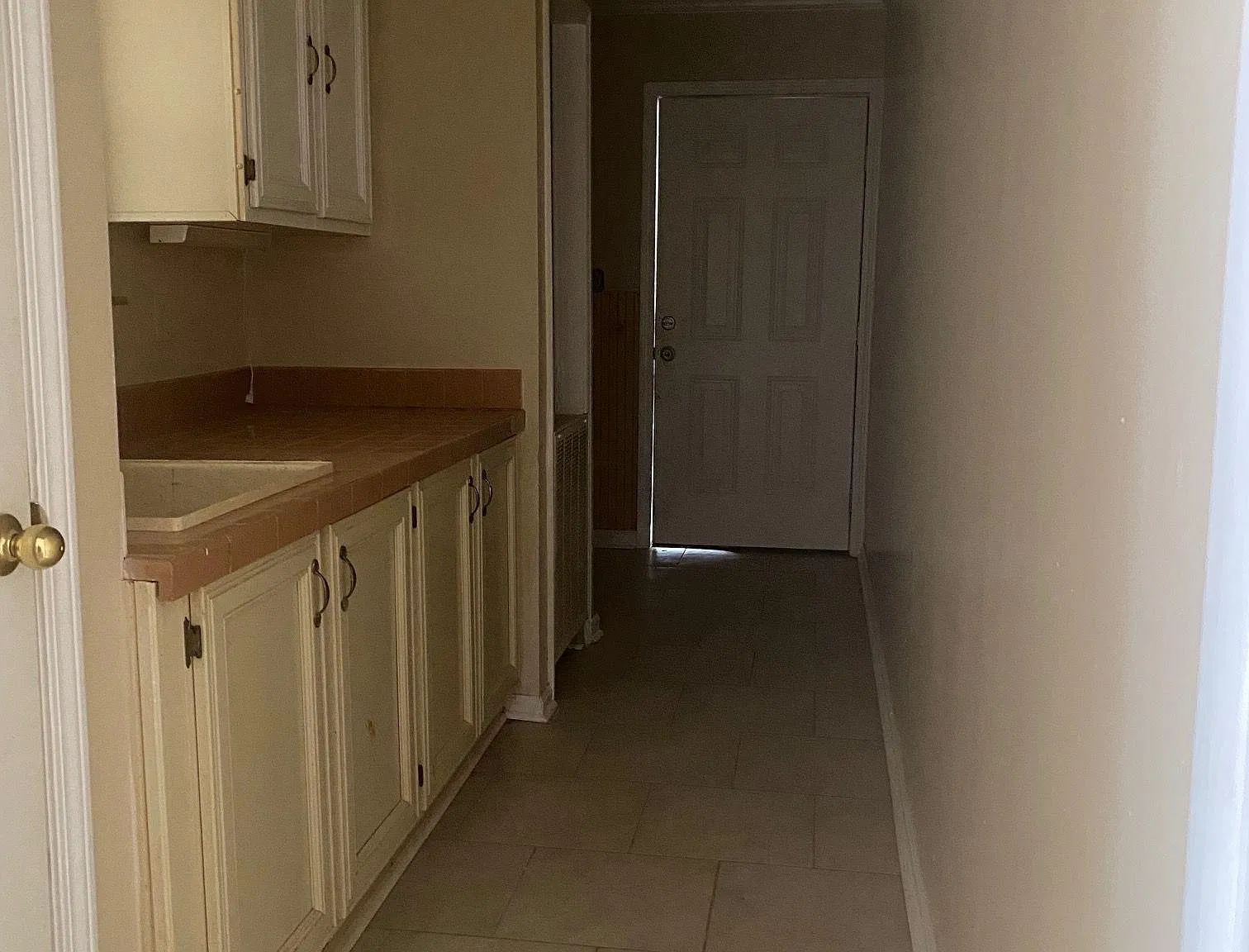 3 bed, 2.5 bath, 2400 sqft, $1,350 — Photo 3
