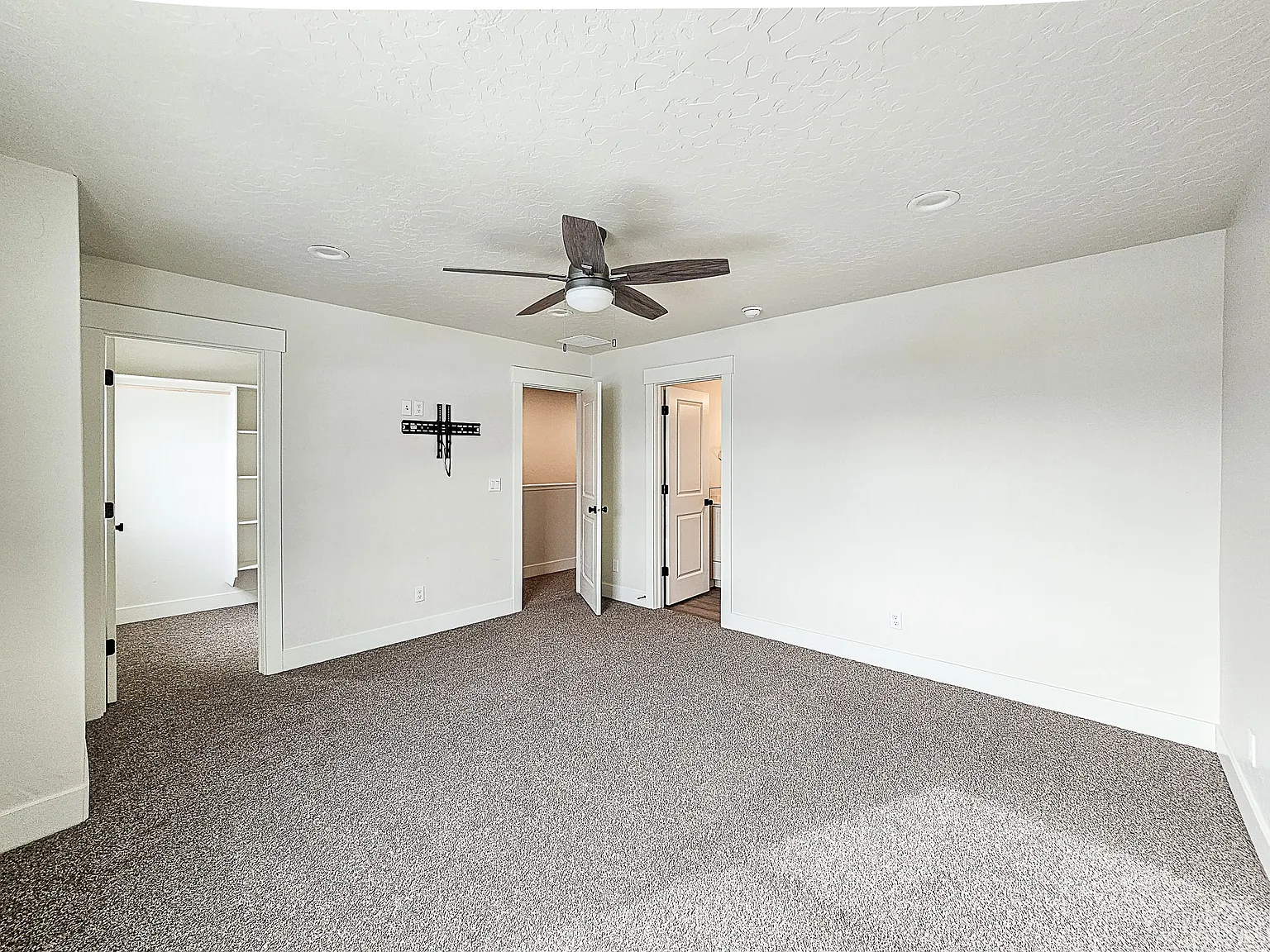 203 East Elm - 203B — Photo 4