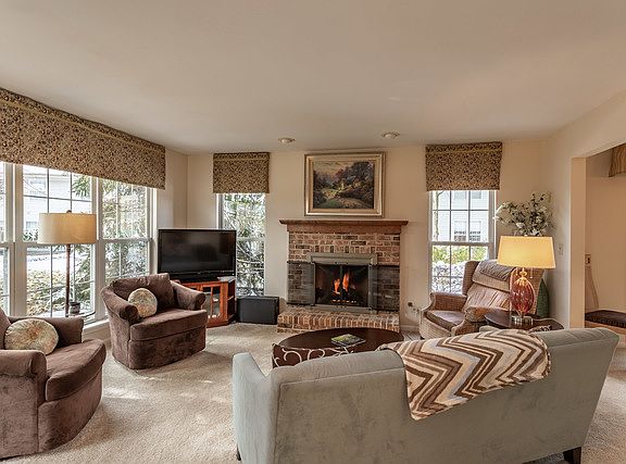 4th image of 748 Clover Hill Ct