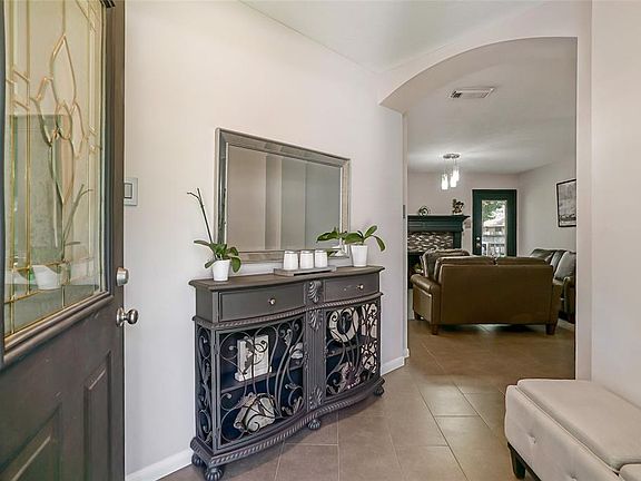 4th image of 10403 Twin Oak Dr