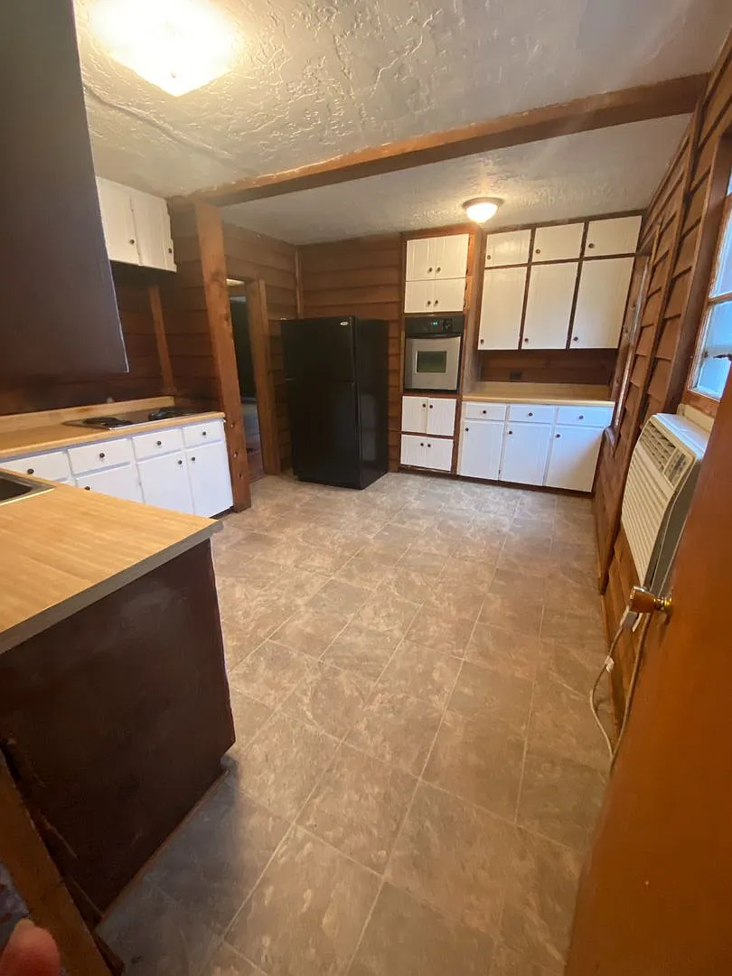 83 Pelham Heights **Move In Special** — Photo 2
