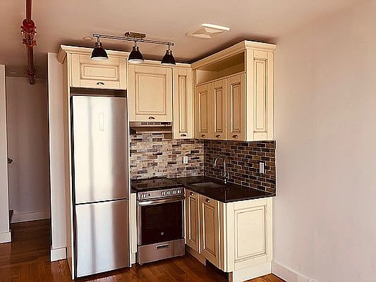 5th image of 391 Woodbine St Floor 2