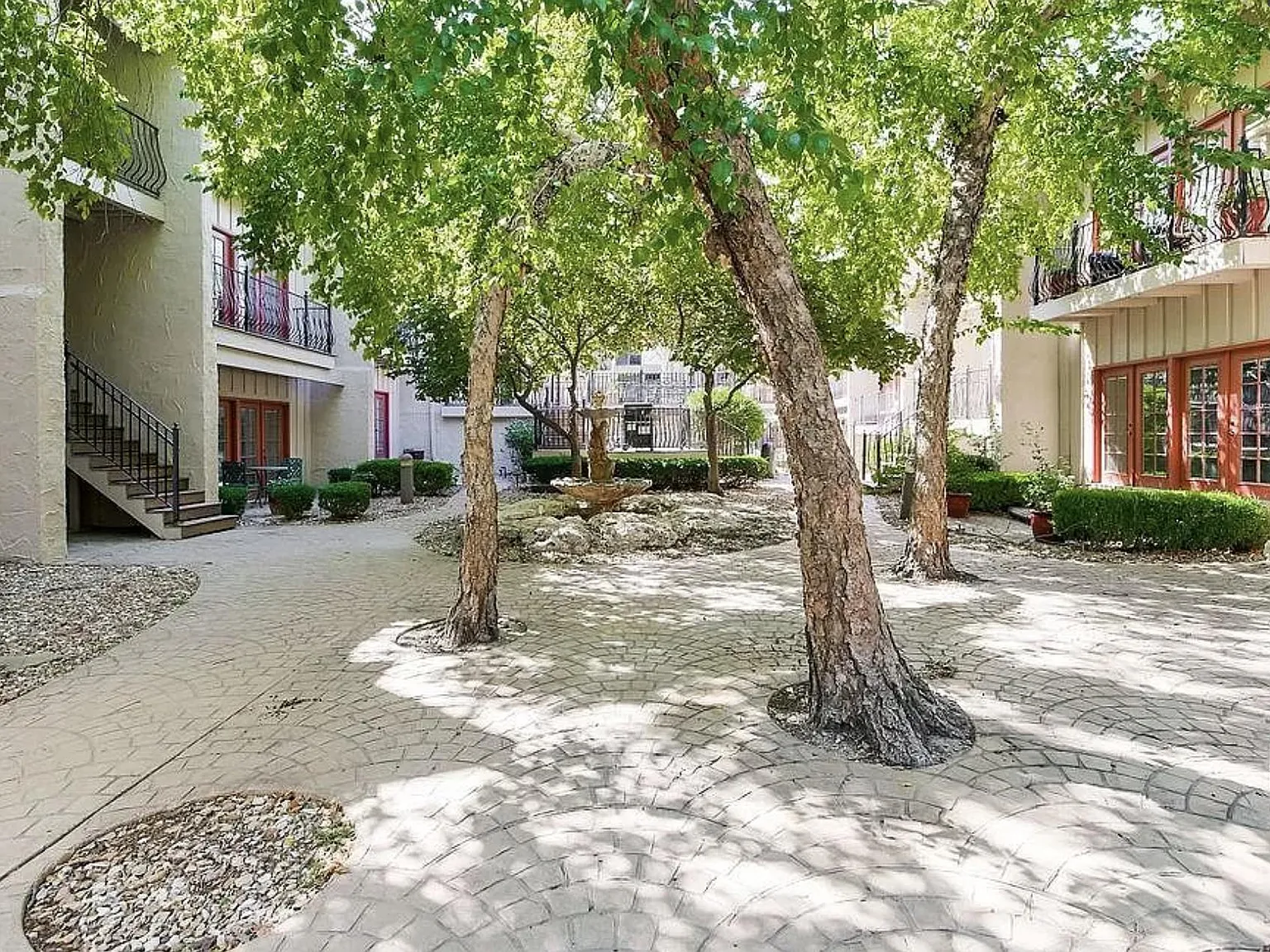 2 bed, 1200 sqft, $2,150 — Photo 4