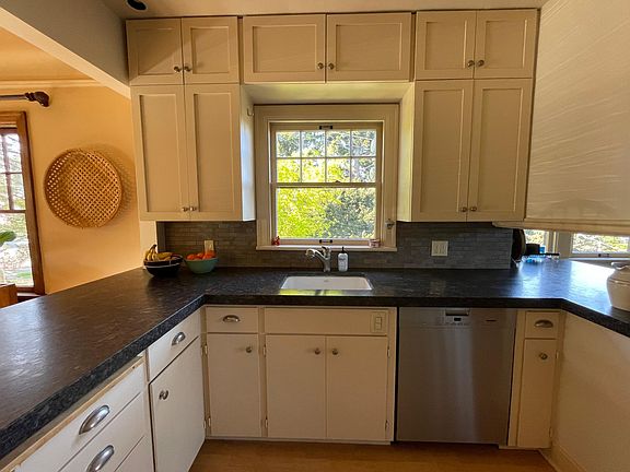 4th image of 3248 Whalley Pl W