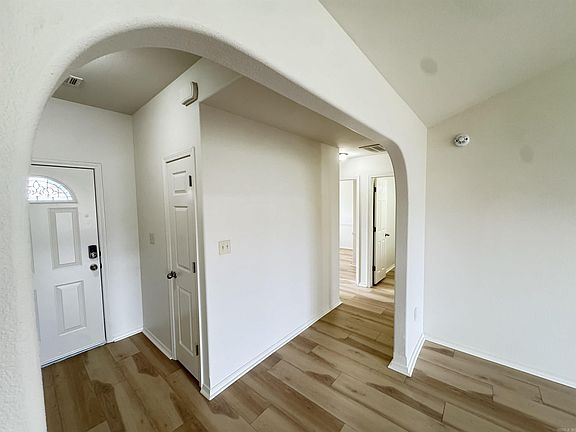 4th image of 18 Apricot Dr