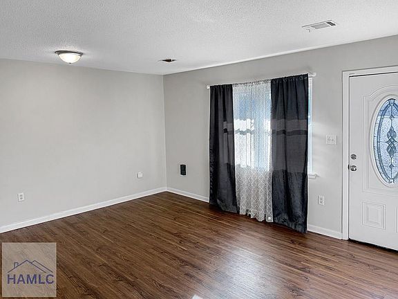 4th image of 476 Elm St