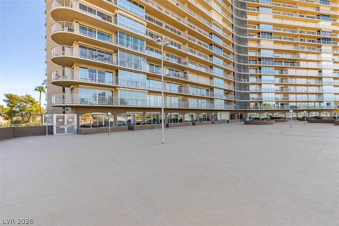 3111 Bel Air Dr Unit 206 — Las Vegas Country Club