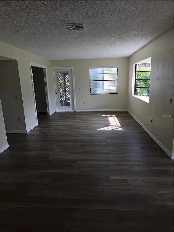 3 bed, 2.0 bath, 1239 sqft, $1,600 — Photo 3