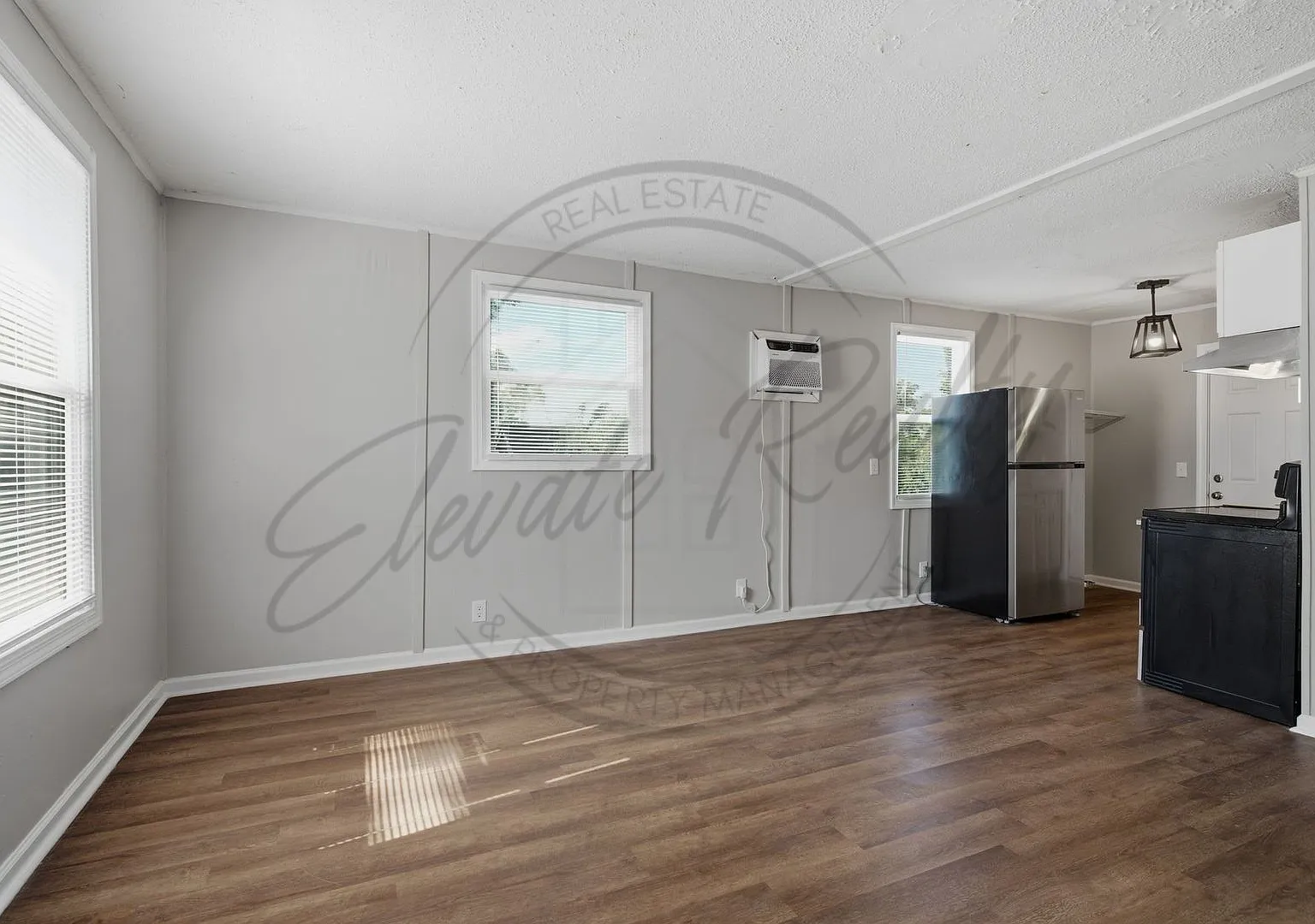Two Bedroom Duplex in Madison on Special! — Photo 2