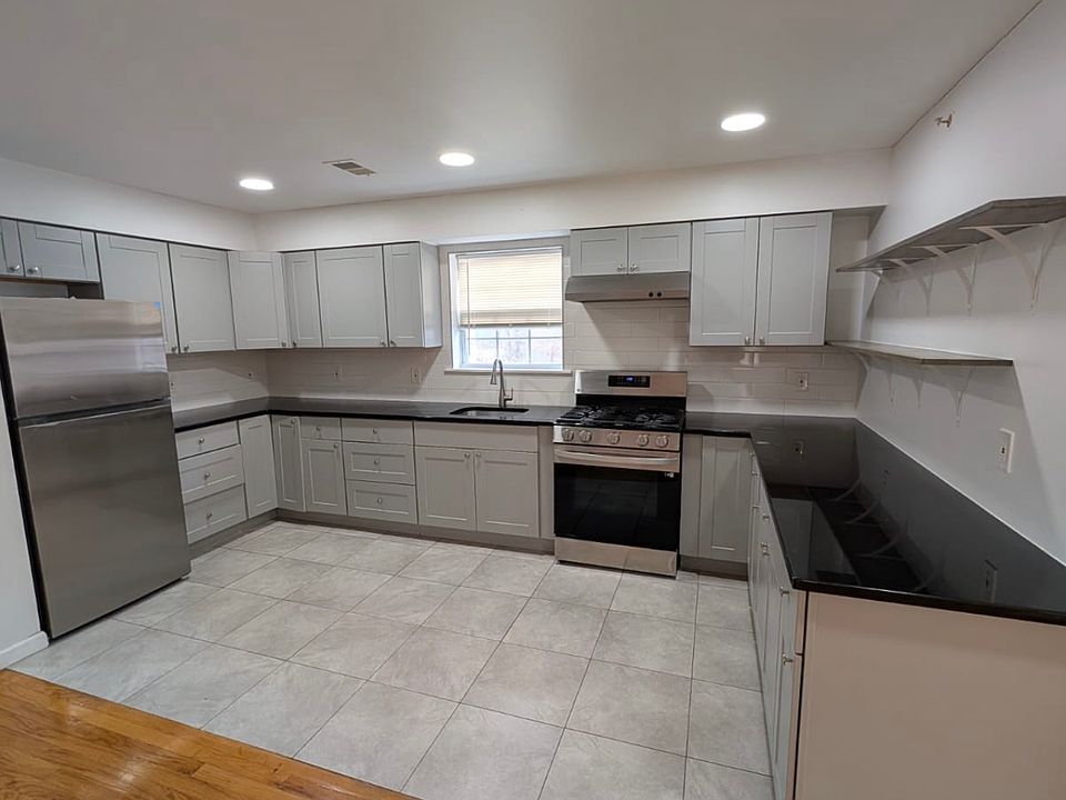 1st image of 20 Parkway Dr E #3