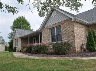 17254 Woodland Lakes Dr, Petersburg, IL 62675