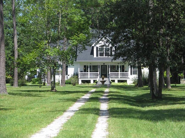 Front of home sets in middle of 20acres