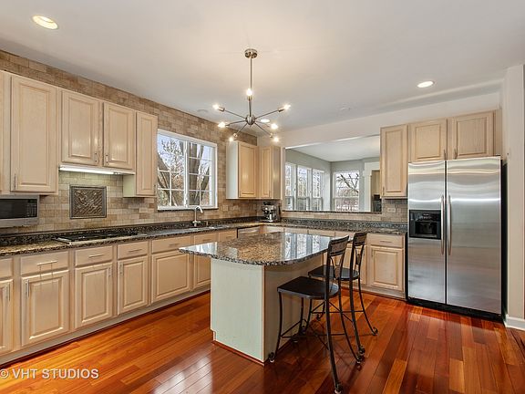 5th image of 701 Bay Hill Ct