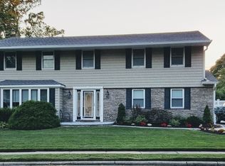 2 Richwood Ln, Hauppauge, NY 11788