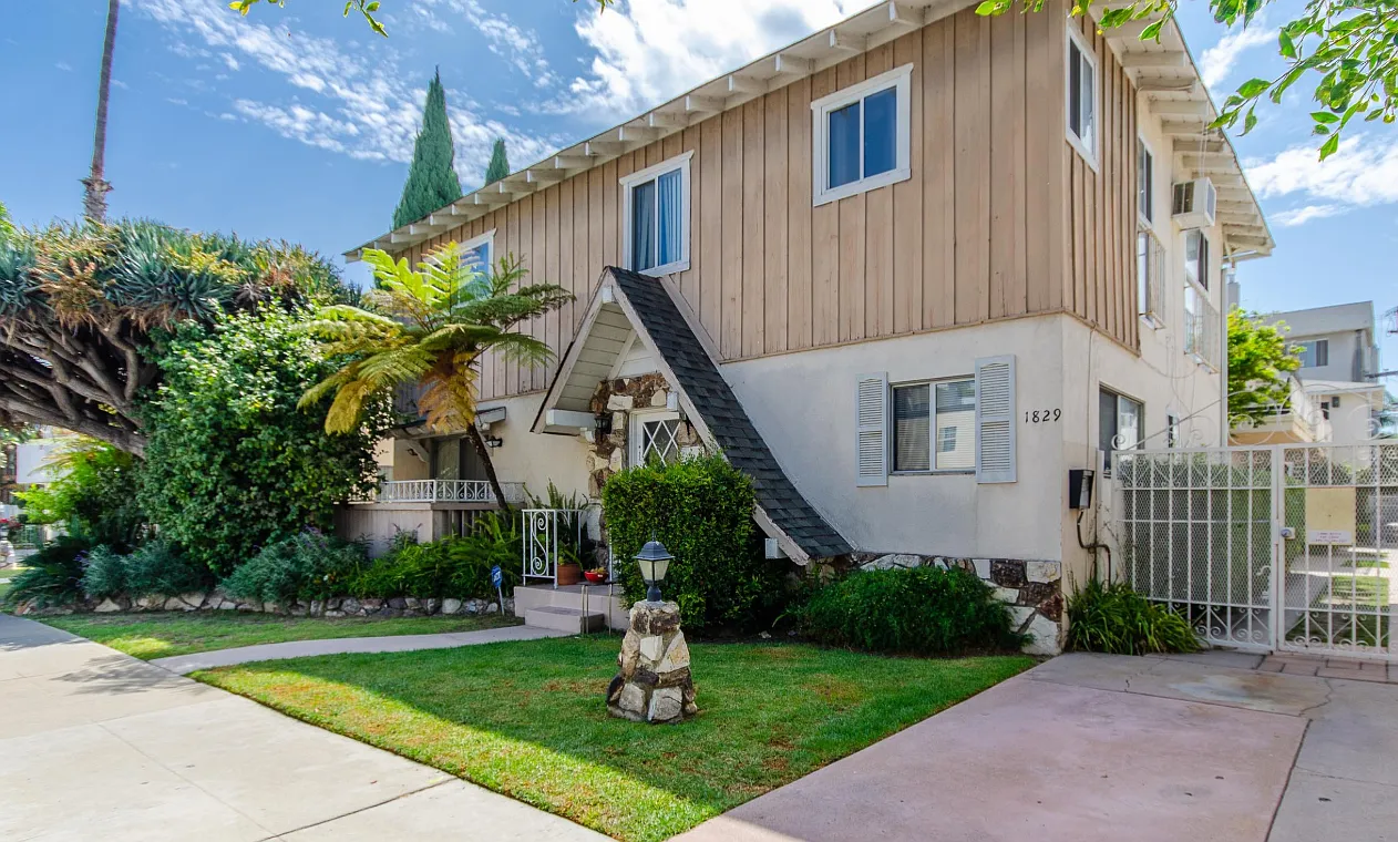 2 bed, 800 sqft, $2,995 — Photo 1