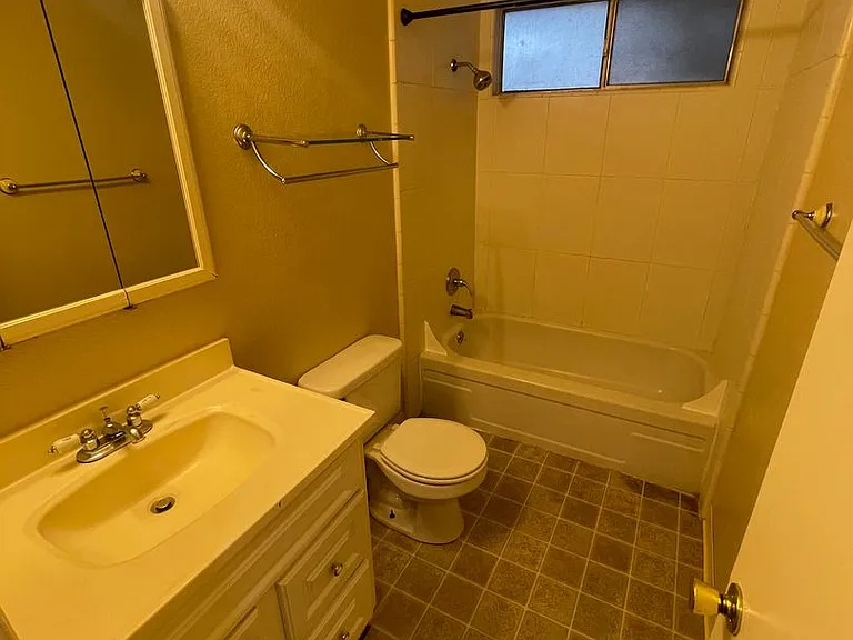 0674 - 372/374 Rio Lindo Ave — Photo 10