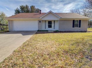 305 Applewood Ln, Hewitt, TX 76643