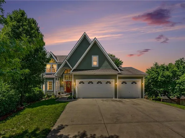 905 Ash Dr, Smithville, MO 64089