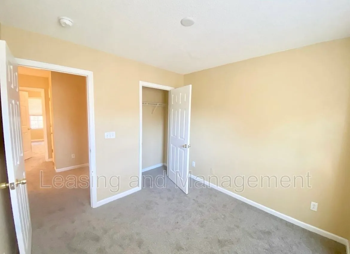 3 bed, 2.5 bath, 1287 sqft, $1,800 — Photo 4