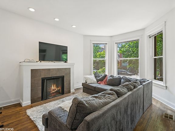 3rd image of 3645 N Wilton Ave #1