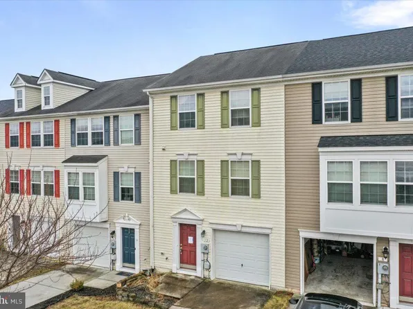 12 Council Ct, Falling Waters, WV 25419