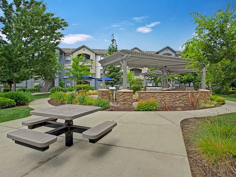 Broadleaf Apartments — Photo 16