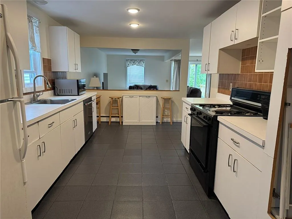 4 bed, 1.5 bath, 2000 sqft, $3,200 — Photo 1