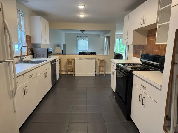 23 Carey St, Newport, RI 02840