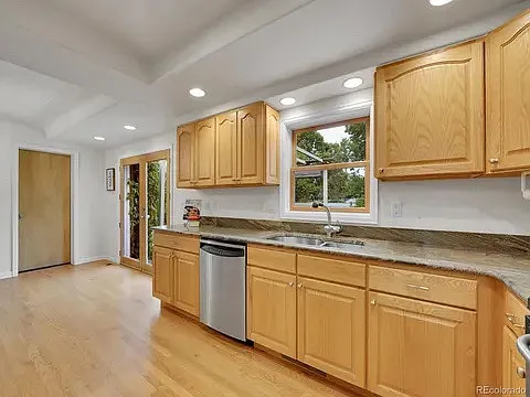 960 Garrison St — Photo 10