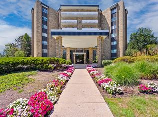 2202 Acacia Park Dr APT 2208, Lyndhurst, OH 44124