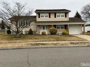 10 Cambridge Dr, Parlin, NJ 08859