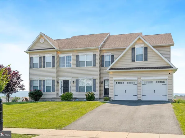 217 Woodbrook Dr, Douglassville, PA 19518