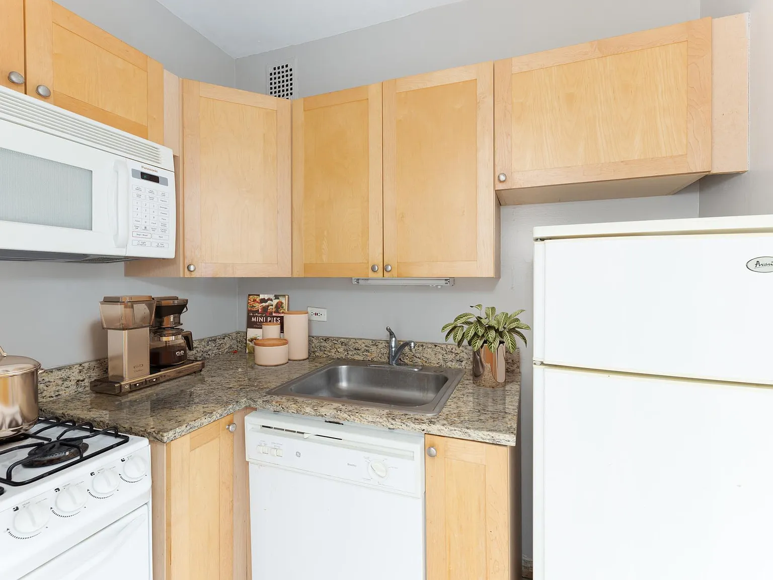 443 Wrightwood — Photo 3