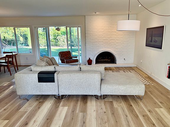 Living room w/ working natural gas fireplace