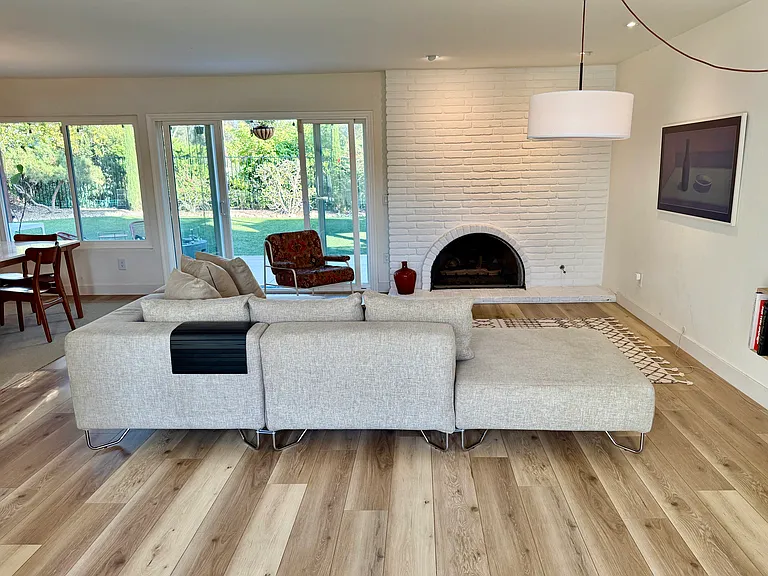 Living room w/ working natural gas fireplace