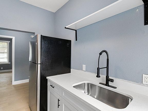3rd image of 1005 E Lake Ave APT 4