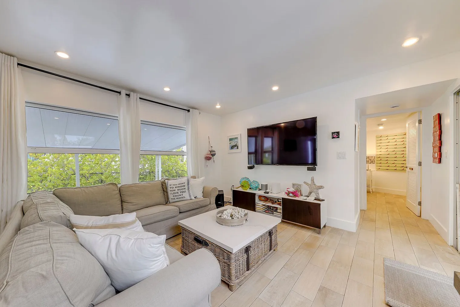 2 bed, 2.0 bath, 839 sqft, $5,870 — Photo 2