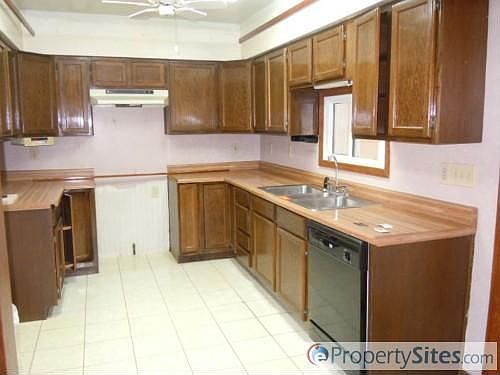 5th image of 975 Armistead Dr