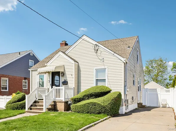 12 Scherer Boulevard, Franklin Square, NY 11010