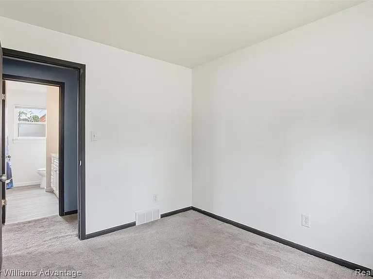 25506 Virginia Dr — Photo 13