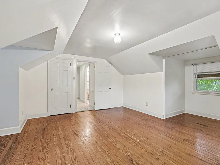 125 W Governor Rd — Photo 15