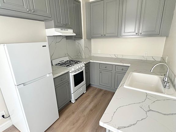 4th image of 2650 Franklin St #3