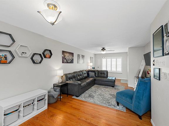 3rd image of 12 Country Squire Ln