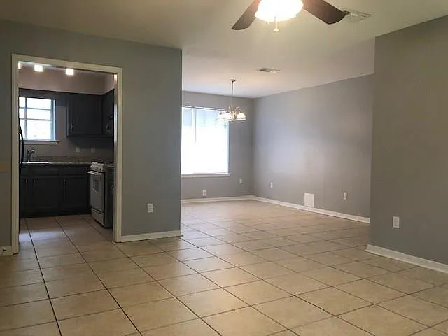 101 Wallis Ct — Photo 2