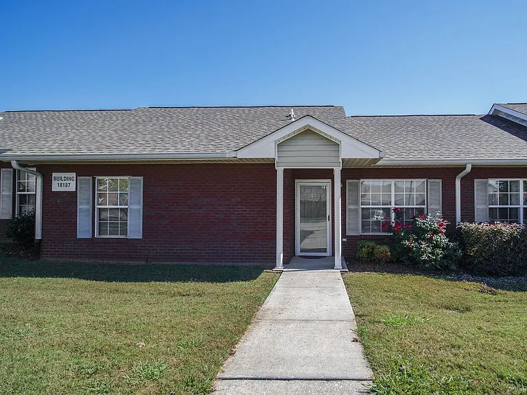 1633 Cobblestone Ln — Photo 2