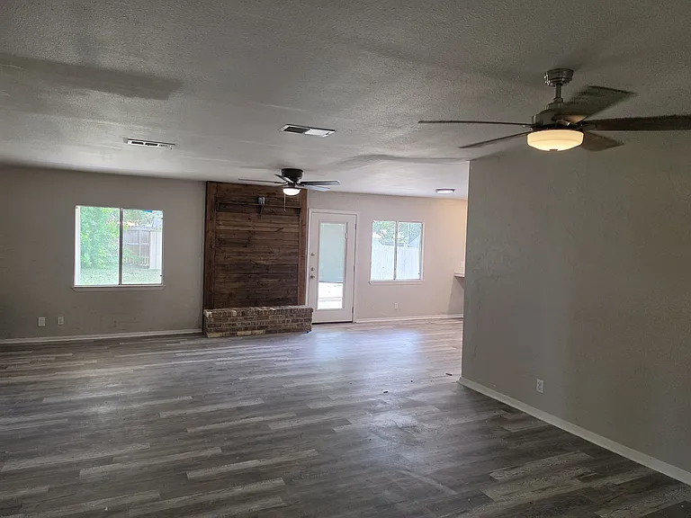 13714 Landmark Hl — Photo 2