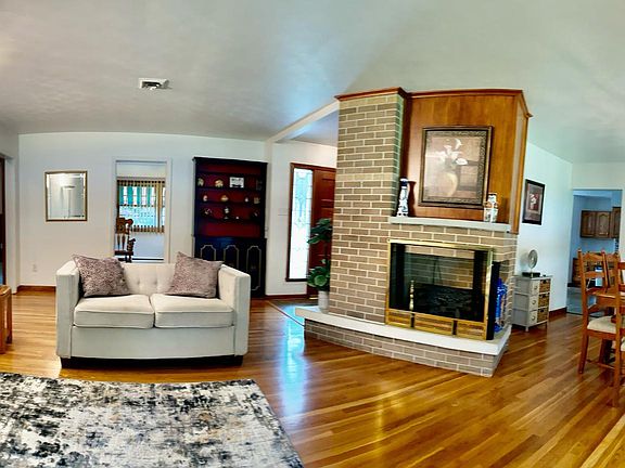2nd image of 1935 Crawford Ave